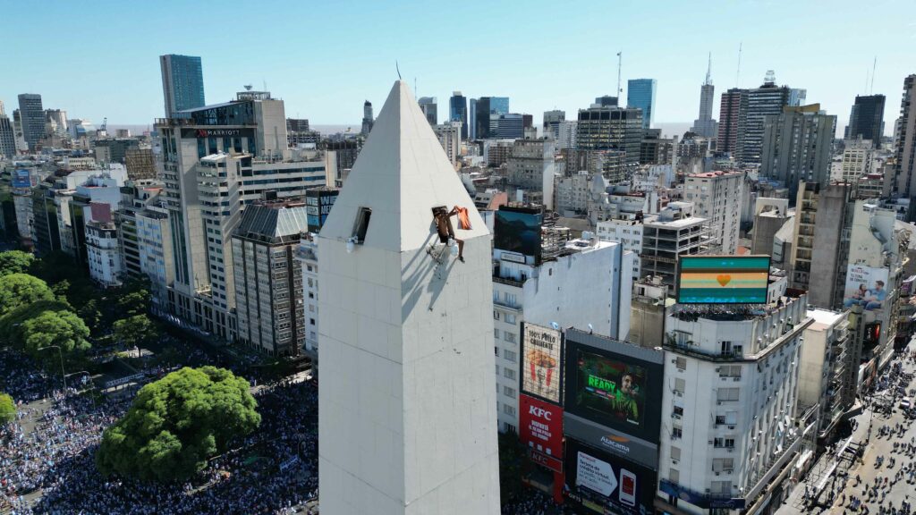 Una multitud de gente aguarda la llegada de la Selección nacional en el Obelisco porteño