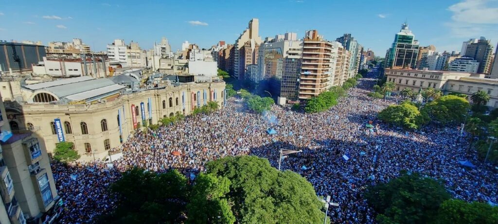 Eufórico festejo de miles de hinchas frente al Patio Olmos