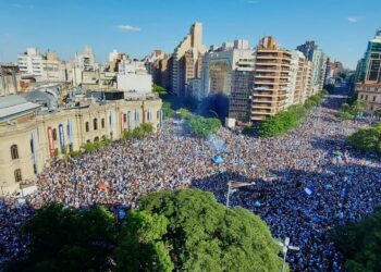 Eufórico festejo de miles de hinchas frente al Patio Olmos
