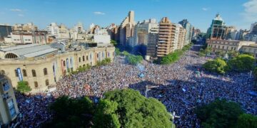Eufórico festejo de miles de hinchas frente al Patio Olmos