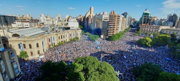 Eufórico festejo de miles de hinchas frente al Patio Olmos