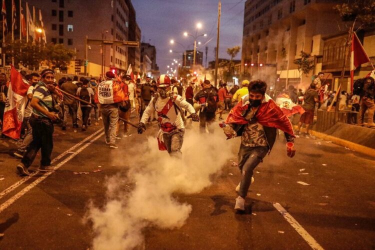 Miles de personas se manifestaron a favor de Castillo y en contra del Congreso.