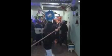 Creyó que estaba golpeando una piñata, pero terminó destruyendo su casa