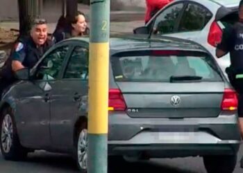 Inhabilitan la licencia del joven que embistió a los policías tras la imputación por lesiones