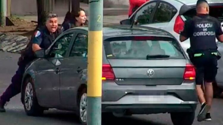 Inhabilitan la licencia del joven que embistió a los policías tras la imputación por lesiones