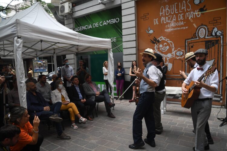 El gobierno se comprometió a colaborar con el programa “Valijas Viajeras”.