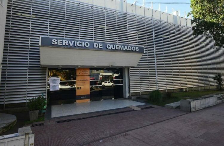 Su pareja la prendió fuego y se salvó tirándose a la pileta