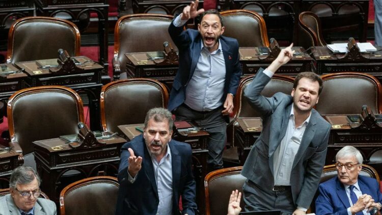 El bloque de diputados de JxC en la escandalosa sesión que fue suspendida.