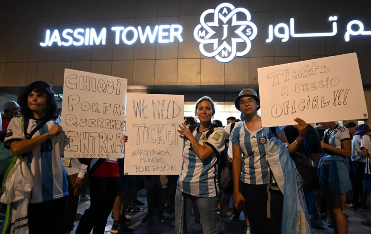 Hinchas argentinos manifestaron en Doha por las entradas para la final