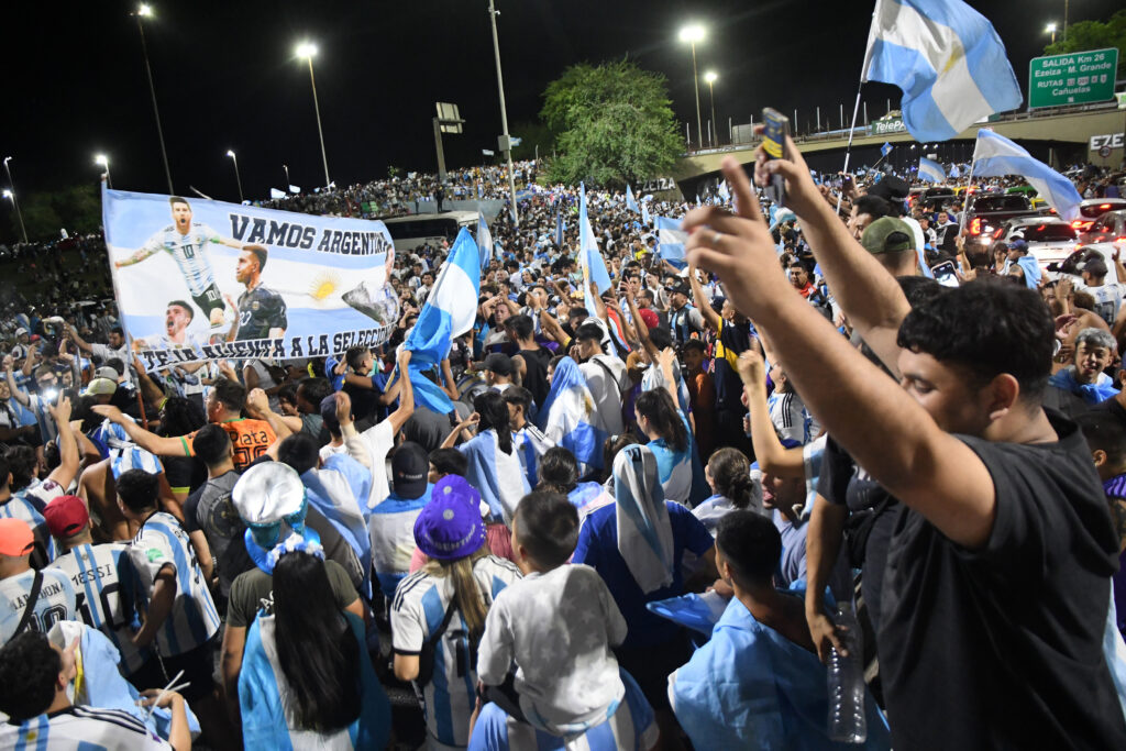La Selección nacional ya está en el país y tuvo su primer recibimiento popular