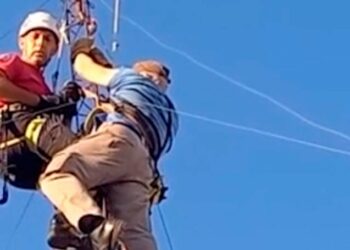 El tenso momento en el que rescatan a un hombre que se descompensó sobre una antena
