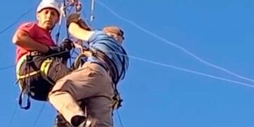 El tenso momento en el que rescatan a un hombre que se descompensó sobre una antena