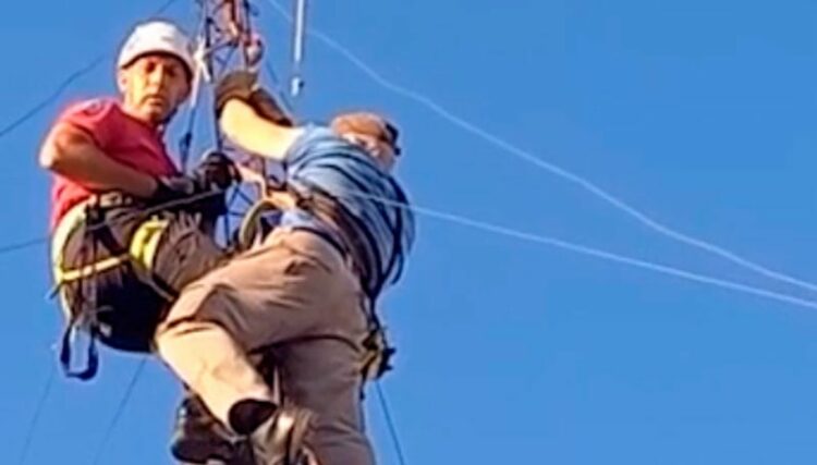 El tenso momento en el que rescatan a un hombre que se descompensó sobre una antena