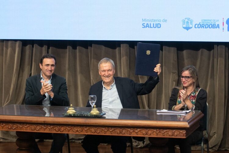 El Gobernador, junto a los ministros Julián López y Gabriela Barbás.