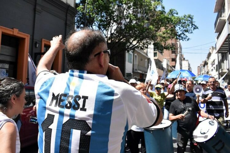 Los estatales y la CGT marcharon por el centro de Córdoba (foto: Diario Sindical).