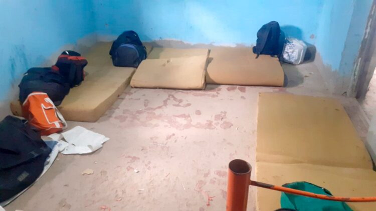 Gendarmería fotografió el espacio destinado al descanso de los trabajadores.