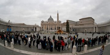 Miles de fieles despiden al papa emérito en la basílica de San Pedro