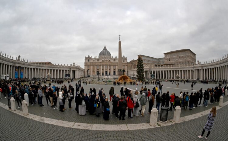 Una multitud de fieles en el Vaticano para despedir al papa emérito. Foto: AFP