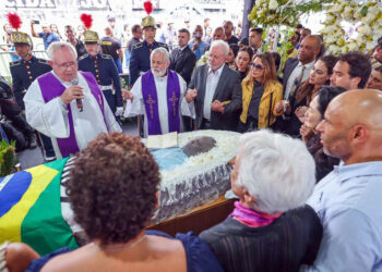 El presidente Lula despidió a Pelé en la cancha de Santos