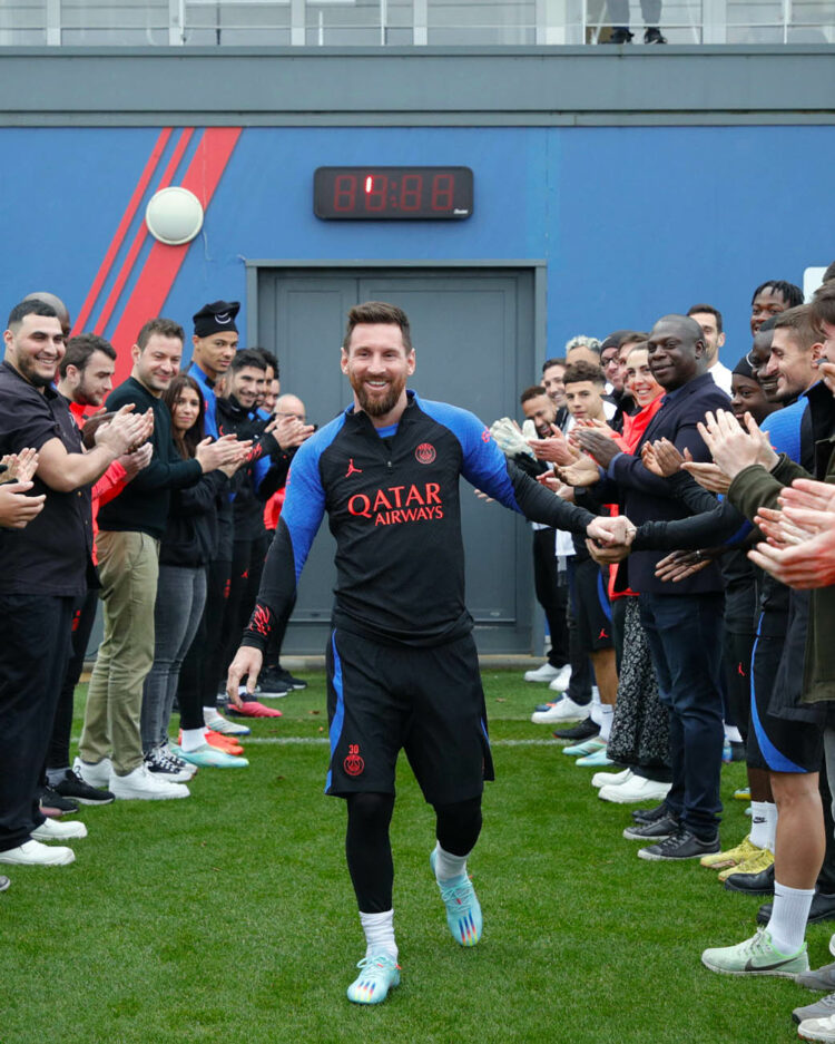 En su regreso al PSG, Messi fue homenajeado con un "pasillo de honor"