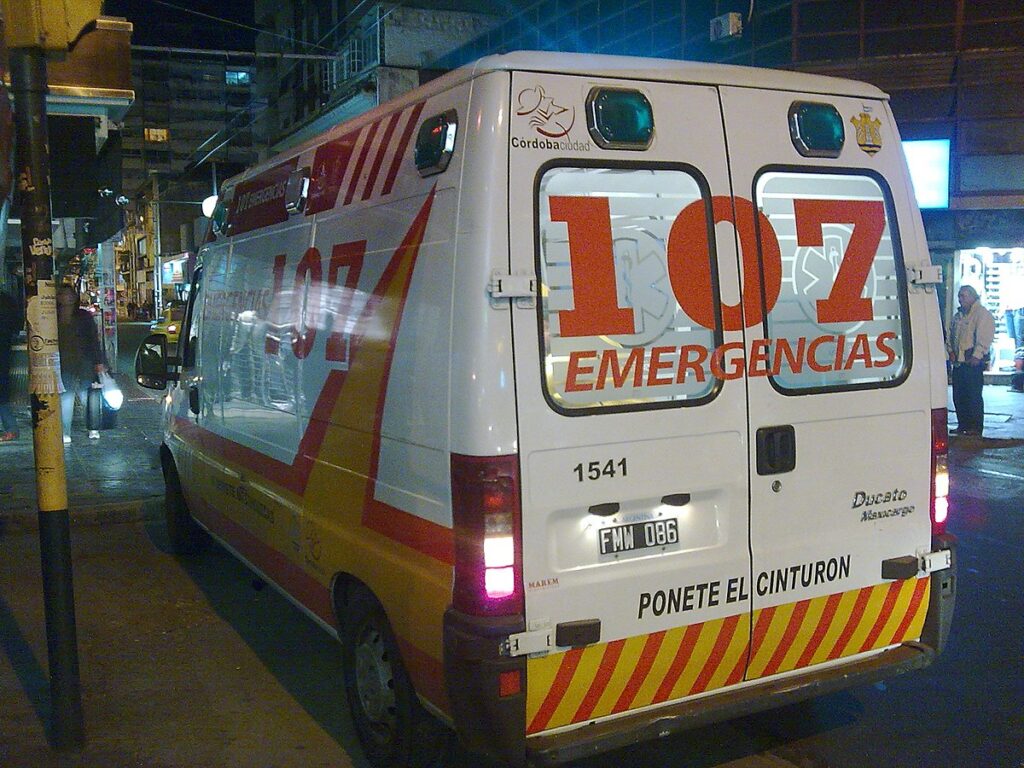 Un conductor atropelló a una mujer, huyó y ahora intentan dar con su paradero