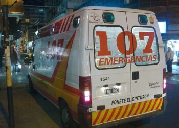 Un conductor atropelló a una mujer, huyó y ahora intentan dar con su paradero