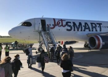 Usuarios denuncian a una aerolínea «low cost» por demoras y cancelaciones