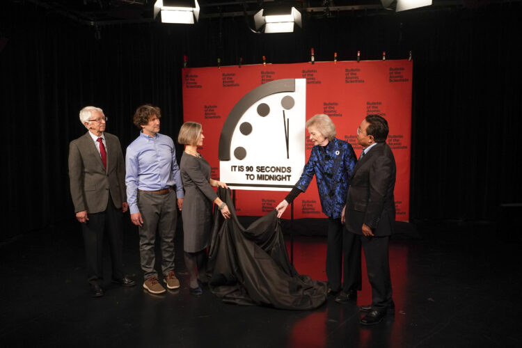 Siegfried Hecker, Daniel Holz, Sharon Squassoni, Mary Robinson y Elbegdorj Tsakhia muestran el reloj actualizado