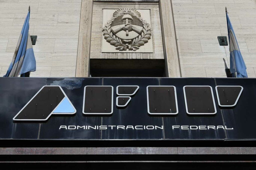 La Afip intimó a 1.800 contribuyentes que no declararon cuentas en el exterior