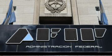 La Afip intimó a 1.800 contribuyentes que no declararon cuentas en el exterior