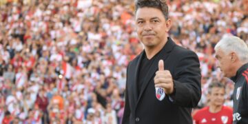 Gallardo llegó a Arabia Saudita, donde dirigirá a Cristiano Ronaldo contra Messi