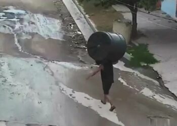 Se robó un tanque de agua de una casa e intentó huir a pie