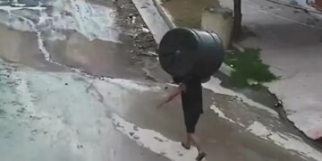 Se robó un tanque de agua de una casa e intentó huir a pie