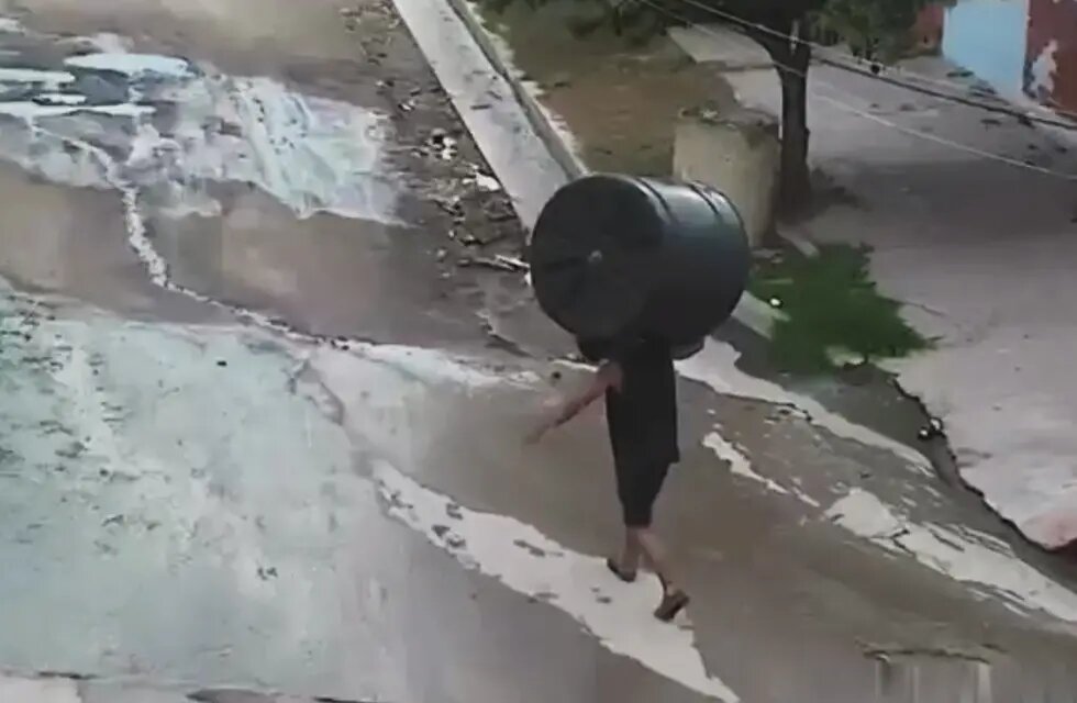 Se robó un tanque de agua de una casa e intentó huir a pie