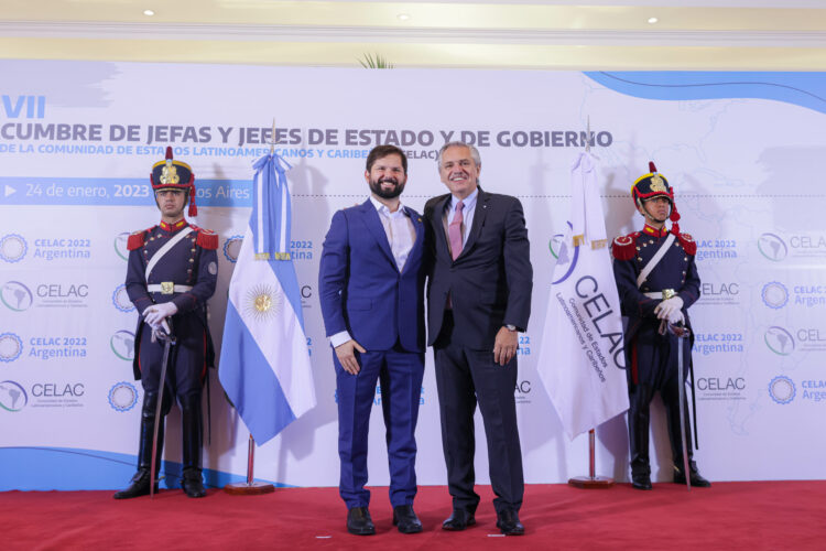 Boric pide un "cambio de rumbo" en Perú y criticó a Boluarte por la represión