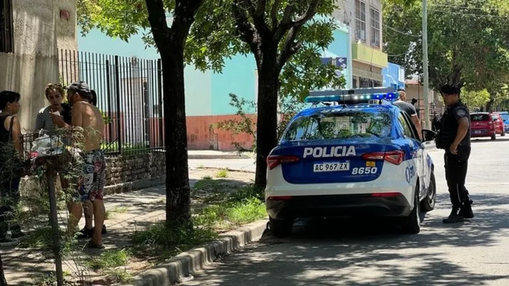 Un hombre mató a su amigo de un tiro en la cabeza y los vecinos quisieron quemarle la casa