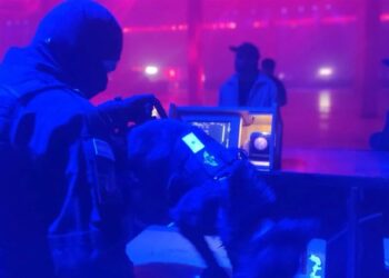 En la puerta de una fiesta de Carlos Paz, lo detuvieron con marihuana, éxtasis y LSD