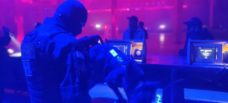 En la puerta de una fiesta de Carlos Paz, lo detuvieron con marihuana, éxtasis y LSD