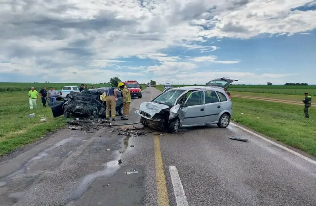 Un fuerte choque frontal dejó como saldo dos muertos y tres heridos en la ruta 8