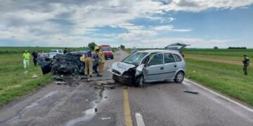 Un fuerte choque frontal dejó como saldo dos muertos y tres heridos en la ruta 8