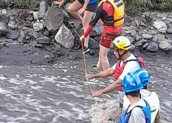 Socorrieron a dos mujeres atrapadas por la corriente en Río Ceballos