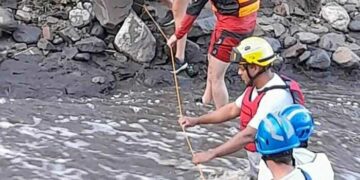 Socorrieron a dos mujeres atrapadas por la corriente en Río Ceballos