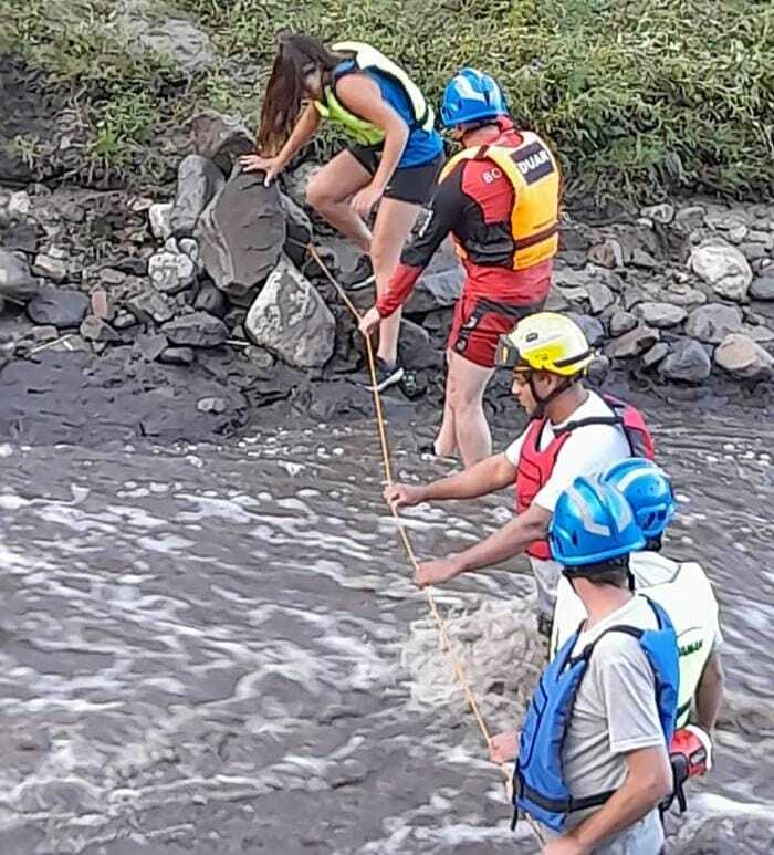 Socorrieron a dos mujeres atrapadas por la corriente en Río Ceballos