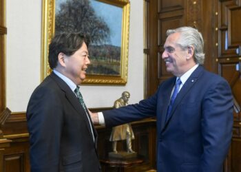 Fernández se reunió con el canciller de Japón para avanzar en una «asociación estratégica global»