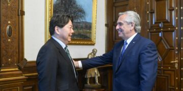 Fernández se reunió con el canciller de Japón para avanzar en una «asociación estratégica global»