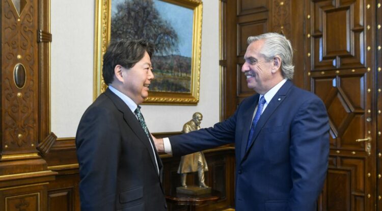 Fernández se reunió con el canciller de Japón para avanzar en una "asociación estratégica global"