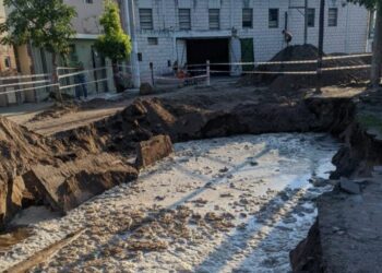Tras la rotura de un caño, se abrió un cráter gigantesco en Villa Páez