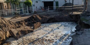 Tras la rotura de un caño, se abrió un cráter gigantesco en Villa Páez