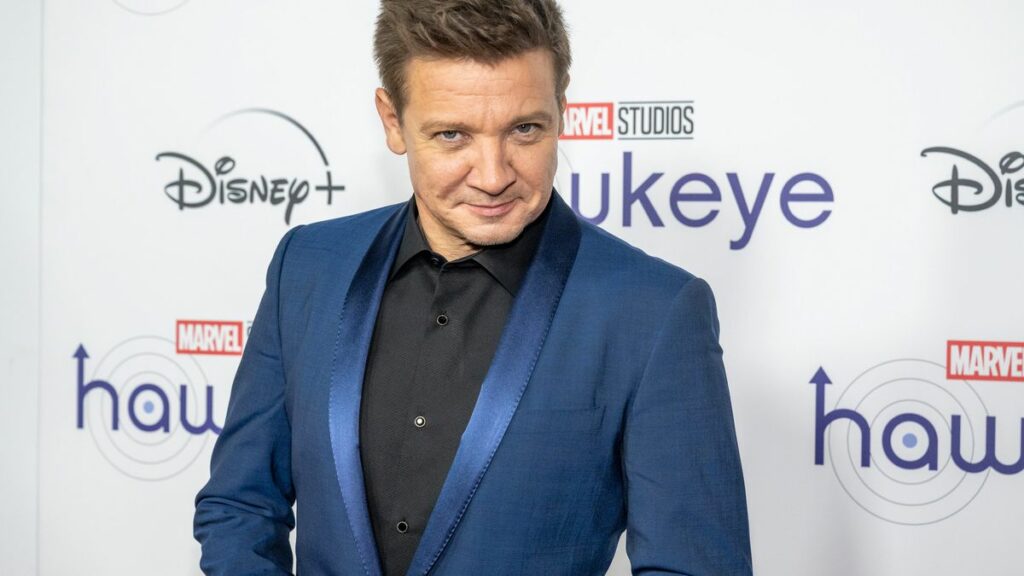 El actor Jeremy Renner sufrió un accidente sobre la nieve y su estado es crítico