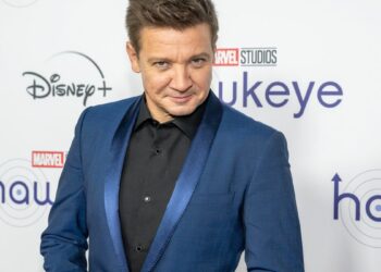 El actor Jeremy Renner sufrió un accidente sobre la nieve y su estado es crítico